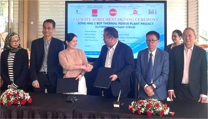 Representatives of Toyo Ink Berhad and Song Hau 2 Power Company Ltd. ink an agreement with Eximbank Malaysia for a $980 million loan on June 7, 2024. Photo courtesy of Nang Luong Vietnam (Vietnam Energy) magazine.