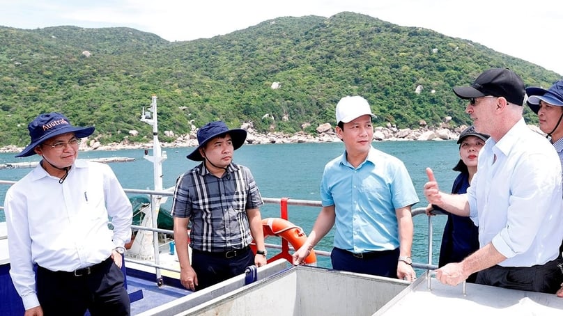 Bộ trưởng Bộ Tài nguyên và Môi trường Đặng Quốc Khánh (áo trắng) và Giám đốc điều hành Nuôi trồng Thủy sản Australis Josh Goldman (áo đen) tại cuộc gặp ở tỉnh Khánh Hòa, miền Trung Việt Nam, ngày 10 tháng 6 năm 2024. Ảnh do Bộ cung cấp.