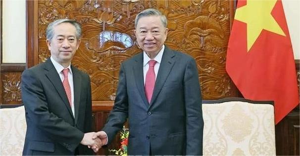 President To Lam (right) receives Chinese Ambassador to Vietnam Xiong Bo. Photo courtesy of Vietnam News Agency.