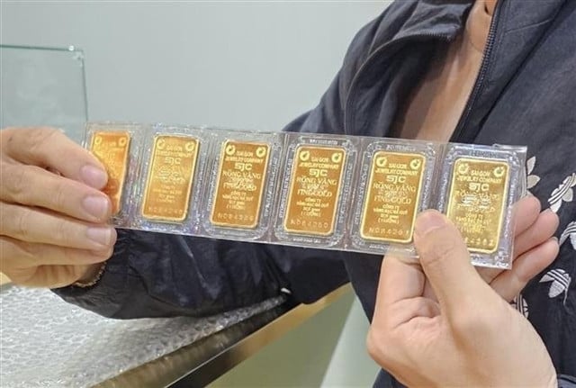  A customer purchases SJC gold bars at Vietcombank's Ho Chi Minh City branch. Photo courtesy of Vietnam News Agency.