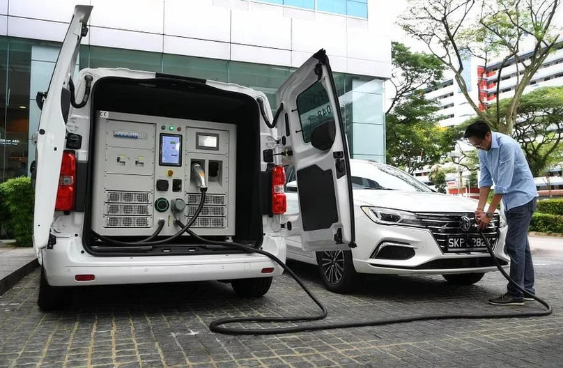  A driver uses mobile charging service for his electrical car. Photo courtesy of straitstimes.com.