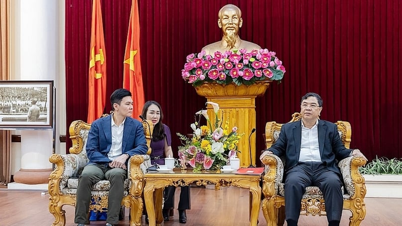 Pham Gia Tuc (right), a member of the Central Party Committee and chief of Nam Dinh Party Committee, and Lee Ark Boon, CEO of Singapore’s Sembcorp Development, meet in the northern province, June 12, 2024. Photo courtesy of Xay Dung (Construction) newspaper.