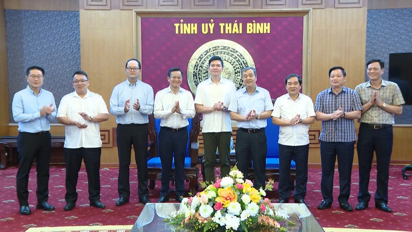 Ngo Dong Hai (fourth, right), a Central Party Committee member and chief of Thai Binh Party Committee, and Lee Ark Boon (center), CEO of Singapore’s Sembcorp Development, meet in northern province, June 12, 2024. Photo courtesy of Thai Binh TV.