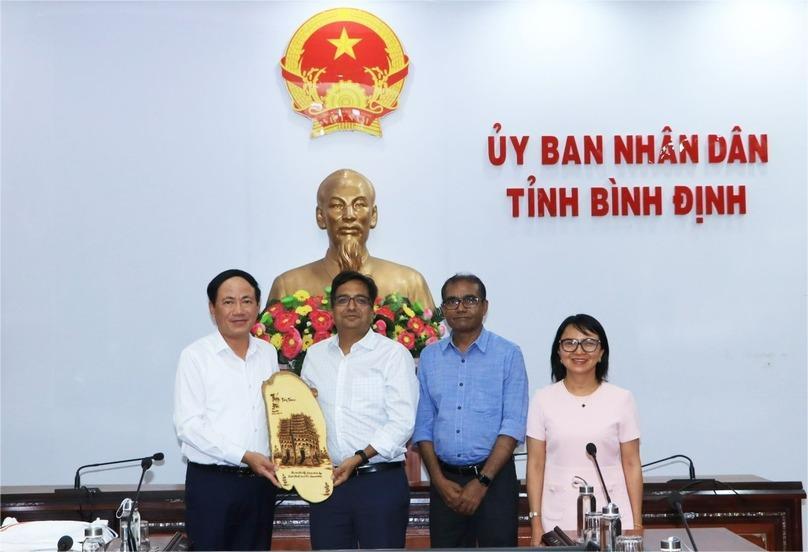 Binh Dinh Chairman Pham Anh Tuan (left) and Food Empire Holdings vice chairman Amrish Rungta (second left) meet in Binh Dinh province, central Vietnam, June 14, 2024. Photo courtesy of Binh Dinh news portal.