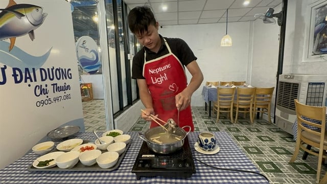  Chef Pham Minh Chien cooks the dish. Photo courtesy of Vietnam News.