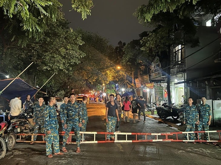 The street is blocked to serve investigations of the cause of the fire. Photo courtesy of Tuoi Tre (Youth) newspaper.