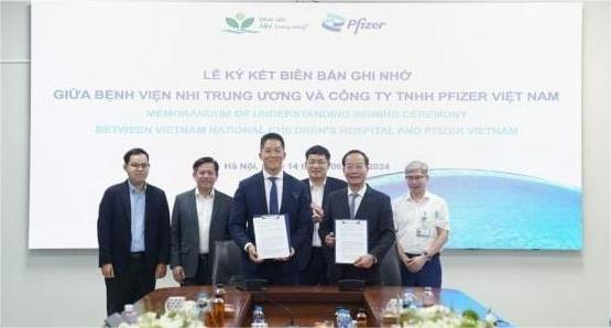 An MoU is signed between Pfizer and Vietnam National Children's Hospital to carry out a program for antimicrobial resistance awareness and management in Hanoi on June 14, 2024. Photo courtesy of Pfizer