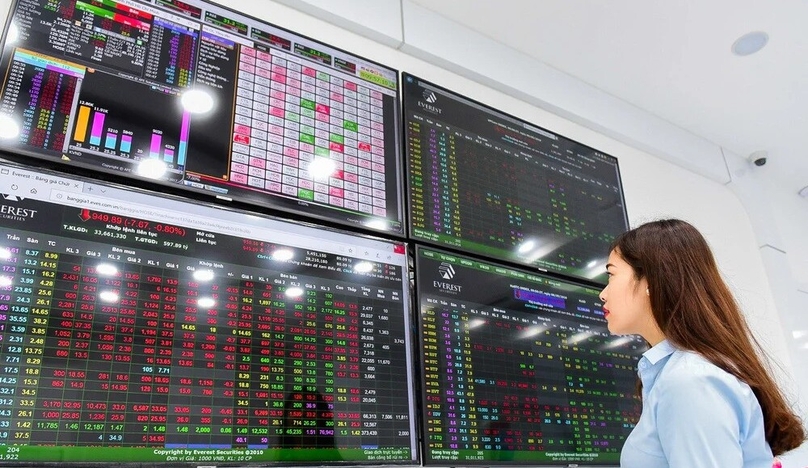  An investor tracks stock prices. Photo by The Investor/Trong Hieu.