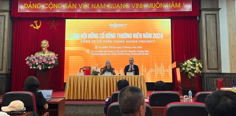 VNDirect's chairwoman Pham Minh Huong and CEO Nguyen Vu Long meet with shareholders after failed 2024 AGM meeting on June 17. Photo courtesy by The Investor/Huu Bat.