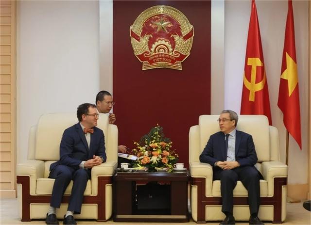 Deputy Minister of Information and Communications Phan Tam receives Jason Oxman, president and CEO of the US-based Information Technology Industry Council, on June 18, 2024. Photo courtesy of the ministry.