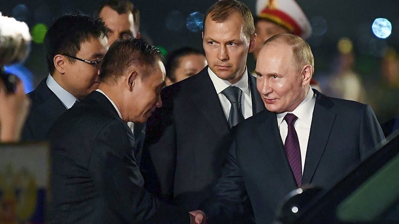 Secretary of the Party Central Committee and head of its External Relations Commission Le Hoai Trung (left) greets Russian President Putin at Noi Bai airport, Hanoi, June 20, 2024. Photo courtesy of VietNamNet newspaper.