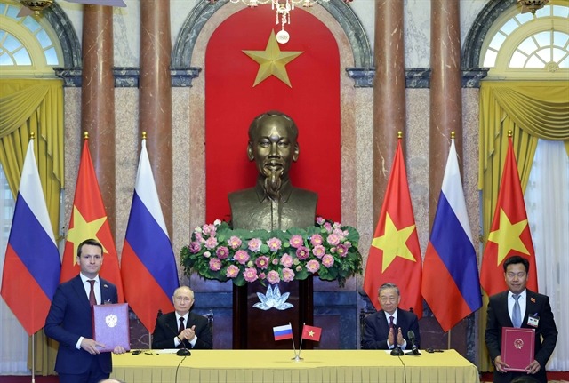 Vietnamese President To Lam (right) and Russian President Vladimir Putin witnessed the exchange of cooperation agreements between the two countries. Photo by Vietnam News Agency.
