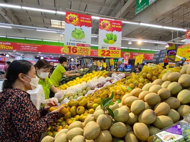 Visits to supermarkets for fresh food purchases are declining in Vietnam, a new report says. Photo courtesy of the government's news portal.