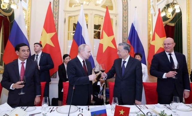  Vietnamese President To Lam (second right) and Russian President Vladimir Putin (second left) raise a toast at the State banquet hosted at the Hanoi Opera House. Photo courtesy of Vietnam News Agency.