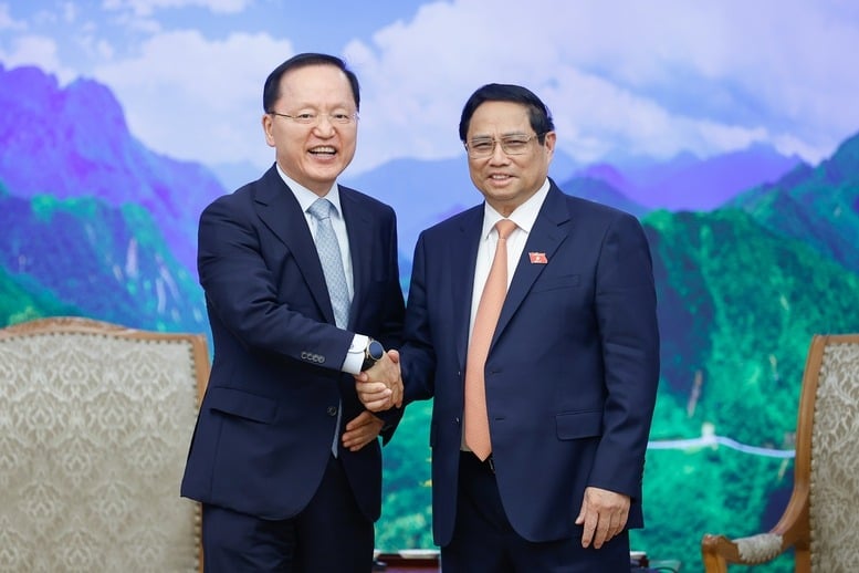 Prime Minister Pham Minh Chinh (right) meets with Samsung CFO Park Hark Kyu in Hanoi, June 22, 2024. Photo courtesy of the government’s news portal.