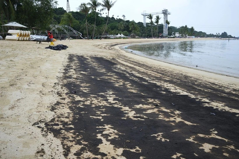  The oil spill off Singapore has spread to beaches in southern Malaysia. Photo courtesy of Vietnam News Agency.