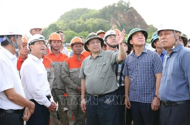 Prime Minister Pham Minh Chinh visits workers at the construction site of the project at Cau Loc commune of Hau Loc district, Thanh Hoa province, central Vietnam. Photo courtesy of Vietnam News Agency.