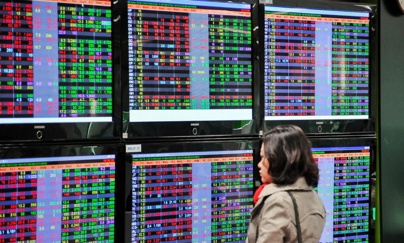  An investor tracks stocks' prices. Photo by The Investor/Trong Hieu. 