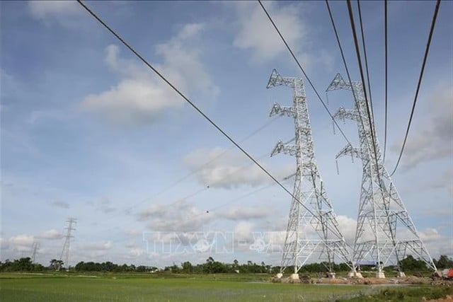 The 500kV Circuit-3 Quang Trach-Pho Noi power transmission line project has a total length of about 519 km. Photo courtesy of Vietnam News Agency.
