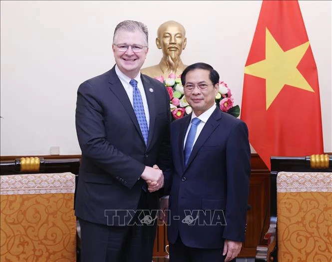 Minister of Foreign Affairs Bui Thanh Son (R) and visiting US Assistant Secretary of State for East Asian and Pacific Affairs Daniel J. Kritenbrink in Hanoi on June 21, 2024. Photo courtesy of Vietnam News Agency.