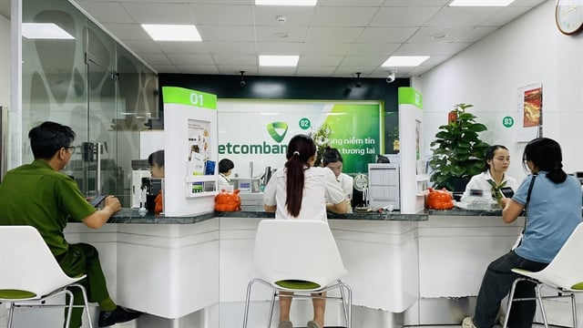  Customers at Vietcombank's branch in Hanoi. Photo courtesy of Vietnam News Agency.