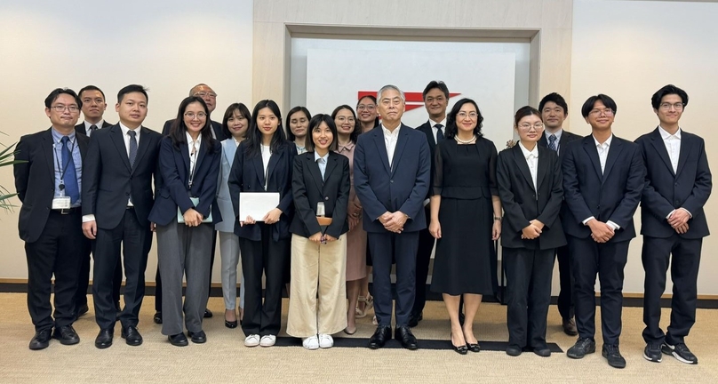  Deputy Minister of Industry and Trade Phan Thi Thang (front, fourth right) at a working session with Fast Retailing executives in Japan. Photo courtesy of the ministry.