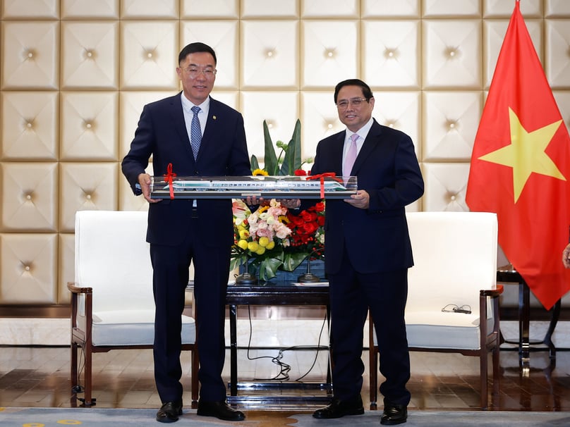 Prime Minister Pham Minh Chinh (right) and Sun Rongkun, chairman of Dalian Locomotive and Rolling Stock, at a meeting in China, June 24, 2024. Photo courtesy of the government's news portal.