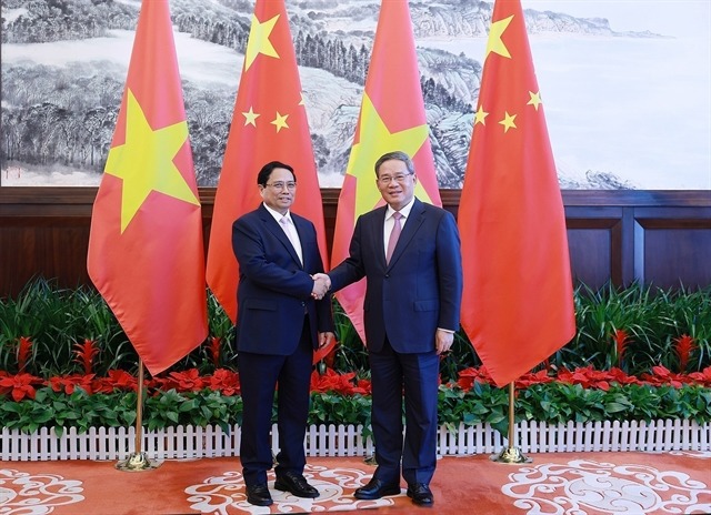 Vietnamese Prime Minister Pham Minh Chinh (left) meets with Chinese Premier Li Qiang in Dalian City, China’s Liaoning Province on June 25, 2024. Photo by Vietnam News Agency.