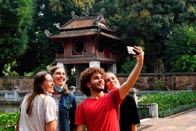 Foreign tourists at the Temple of Literature in Hanoi, Vietnam. Photo courtesy of Dang Cong San (Communist Party) online newspaper.