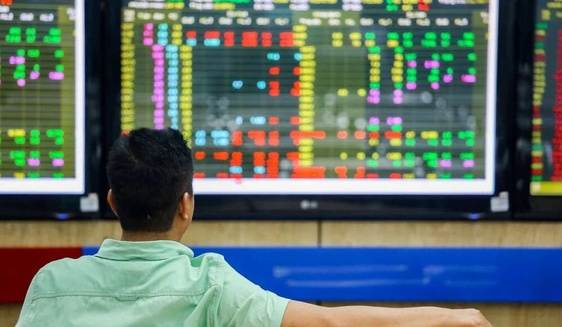  An investor monitors stock prices. Photo by The Investor/Trong Hieu.