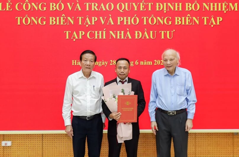 Prof. Nguyen Mai, Chairman of the Vietnam’s Association of Foreign Invested Enterprises (VAFIE) and Dr. Nguyen Anh Tuan, standing Vice Chairman of VAFIE and former Editor-in-Chief of The Investor, congratulates Pham Duc Son on his appointment as the publication’s new Editor-in-Chief. Photo by The Investor/Trong Hieu.
