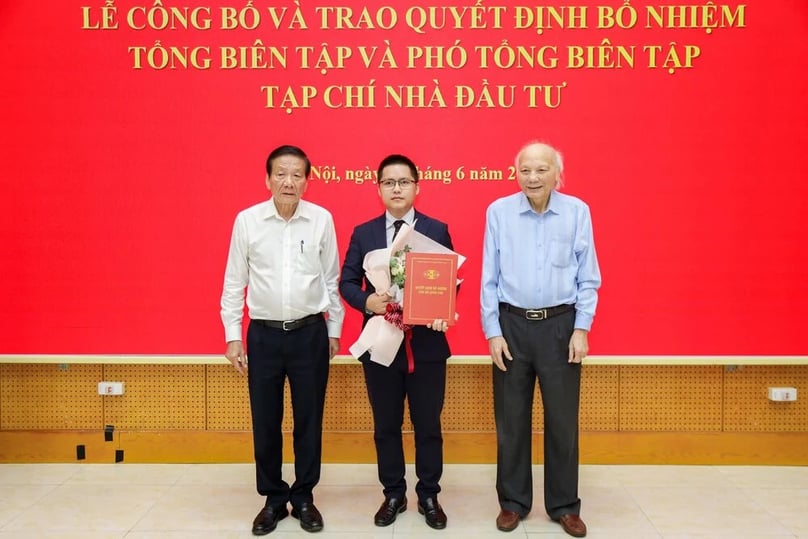 VAFIE leaders congratulate Vo Ta Quynh on his appointment as Deputy Editor-in-Chief of The Investor. Photo by The Investor/Trong Hieu.