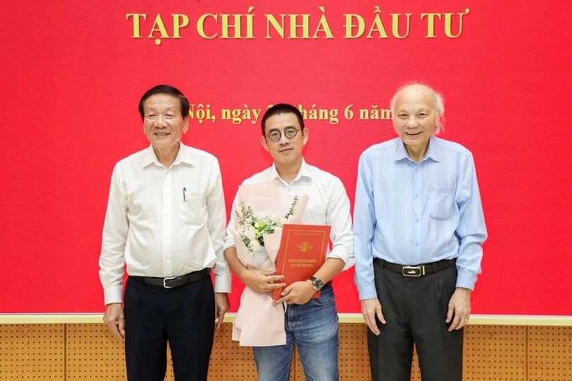 VAFIE leaders congratulate Nguyen Thai Son, head of the Editorial Secretariat, on his appointment as an Editorial Board member. Photo by The Investor/Trong Hieu.