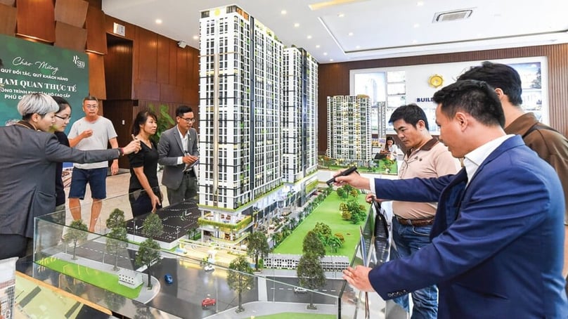  Prospective customers study an apartment project model. Photo by The Investor/Vu Pham.
