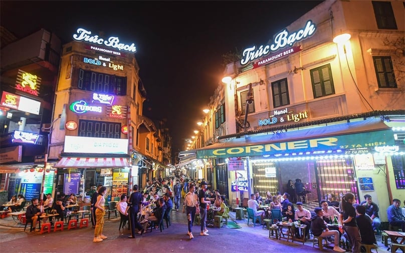 Restaurants in Ta Hien street, a popular food area in Hanoi. Photo courtesy of VietNamNet.