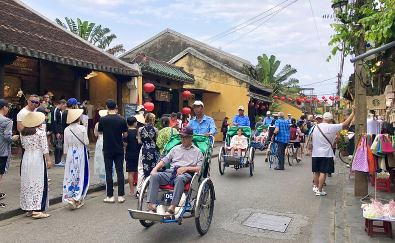 Foreign visitors tour UNESCO-recognized Hoi An ancient town, Quang Nam province, central Vietnam. Photo courtesy of Mekong ASEAN magazine.