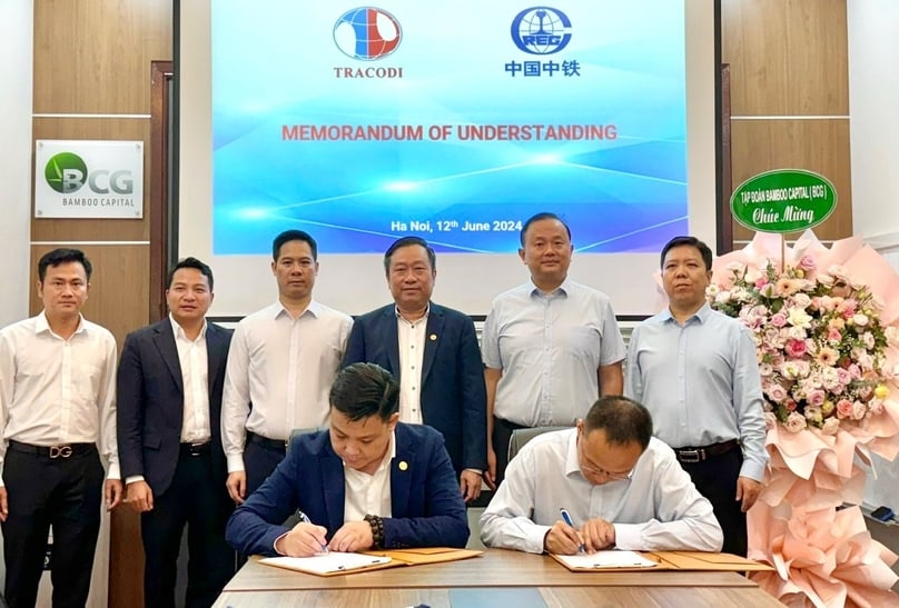 Representatives of Tracodi and China Railway Group Limited (CREC) sign an MoU on investing and developing transportation infrastructure projects, and developing industrial park infrastructure and social housing in Vietnam. Photo courtesy of Tracodi.