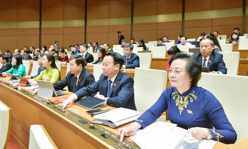Parliament delegates vote to approve a resolution on increasing base salary for public employees on June 29, 2024. Photo courtesy of the National Assembly's news portal.