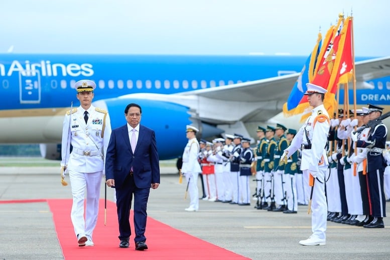 Vietnam’s PM Pham Minh Chinh reviews South Korea’s guard of honor during the welcome ceremony at Seongnam Seoul Air Base, June 30, 2024. Photo courtesy of the government’s news portal.