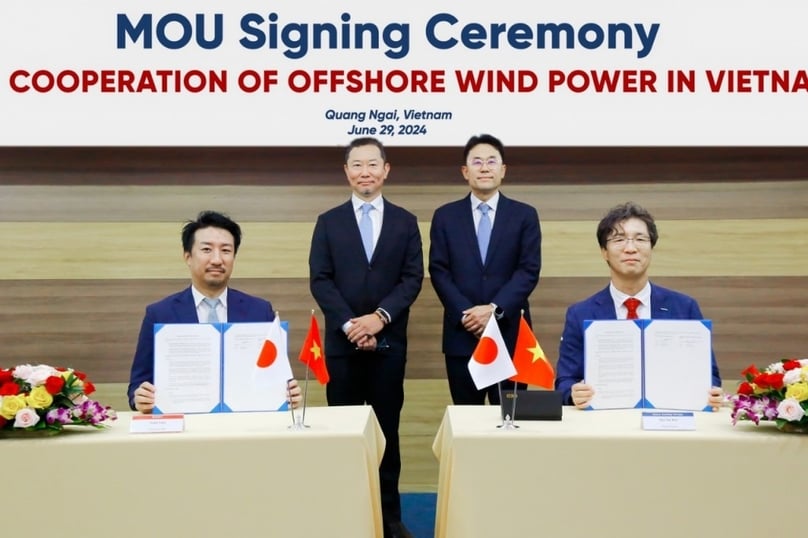 Kim Hyo Tae (right, seated), general director of Doosan Vina, and Yudai Kato (left, seated), chairman and general director of Marubeni Asian Power Vietnam, sign an MoU in Quang Ngai province, central Vietnam, June 29, 2024. Photo courtesy of Nang Luong Vietnam (Vietnam Energy) magazine.