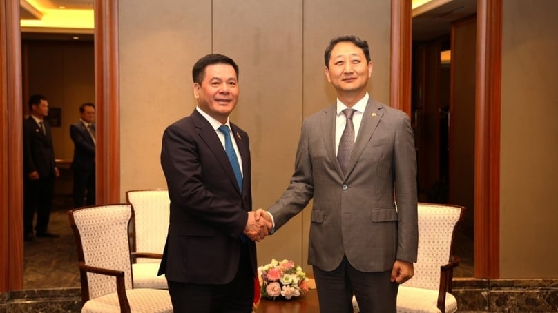 South Korean Minister of Trade, Industry, and Energy Ahn Duk-geun (right) and Vietnamese Minister of Industry and Trade Nguyen Hong Dien at a meeting in Seoul on July 1, 2024. Photo courtesy of the ministry.