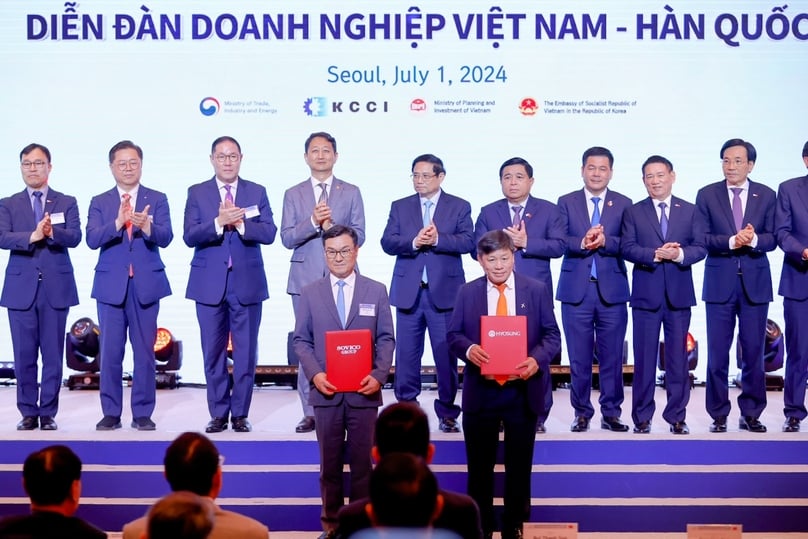 Lãnh đạo Sovico và Hyosung trao đổi tài liệu tại diễn đàn doanh nghiệp Việt Nam - Hàn Quốc, Seoul, ngày 1 tháng 7 năm 2024. Ảnh do cổng thông tin chính phủ cung cấp.