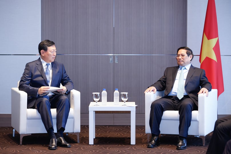 Chủ tịch Lotte Shin Dong-bin (trái) và Thủ tướng Phạm Minh Chính gặp nhau tại Seoul, ngày 1 tháng 7 năm 2024. Ảnh do cổng thông tin chính phủ cung cấp.