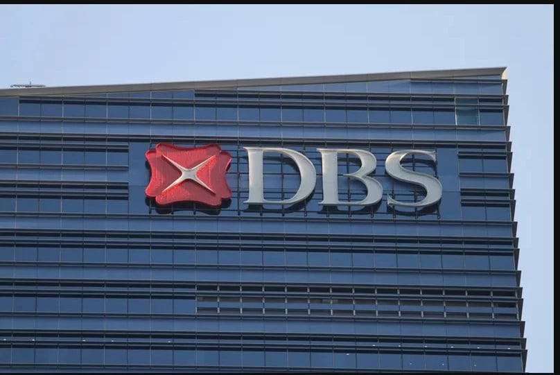  Singapore Police officers acted on information provided by the anti-mule team of DBS Bank. Photo courtesy of DBS.