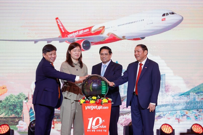 (From right to left) Vietnam's Minister of Culture, Sports and Tourism Nguyen Van Hung, Vietnam's Prime Minister Pham Minh Chinh, South Korea Deputy Minister of Culture, Sports and Tourism Jang Mi-ran, and Nguyen Thanh Hung, vice chairman of Vietjet conduct the ceremony to announce the Daegu – Nha Trang route. Photo courtesy of Vietjet.