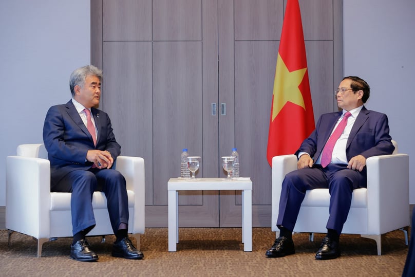 Thủ tướng Việt Nam Phạm Minh Chính (phải) tiếp Chủ tịch Daewo E&C Jung Won-ju tại Seoul vào ngày 3 tháng 7 năm 2024. Ảnh do cổng thông tin chính phủ cung cấp.