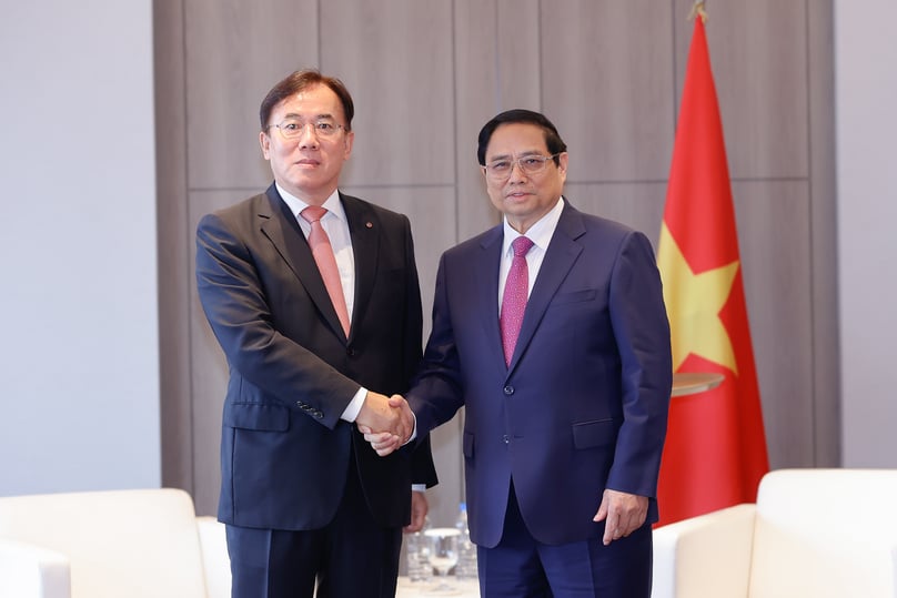 Vietnam Prime Minister Pham Minh Chinh (right) receives LG Display's CEO Cheoldong Jeong in Seoul on July 3, 2024. Photo courtesy of the government’s news portal. 