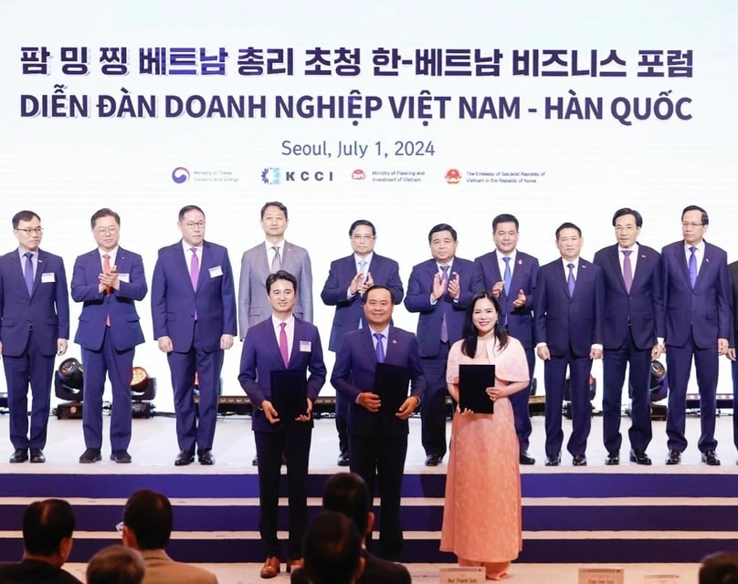 Leaders and executives of SK E&S, T&T, Quang Tri province exchange documents, in Seoul, July 1, 2024. Photo courtesy of the government's news portal.