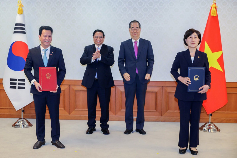 Vietnamese Prime Minister Pham Minh Chinh (back row, left) and South Korean counterpart Han Duck Soo witness the signing of an MoU by Vietnam’s Minister of Natural Resources and Environment Dang Quoc Khanh (left) and South Korea’s Environment Minister Han Wha Jin in Seoul, July 2, 2024.