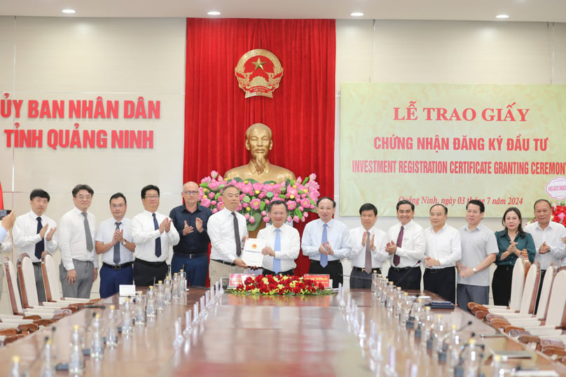 Quang Ninh Chairman Cao Tuong Huy (holding paper, right) grants investment certificates to Foxconn in Quang Ninh province, northern Vietnam, July 3, 2024. Photo courtesy of Quang Ninh newspaper.